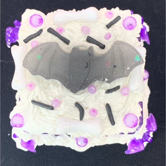 Purple resin trinket box - Picture 2 of 3